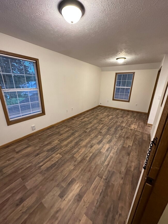 Living Room/Dining Room - 407 E Jackson St Unit 2