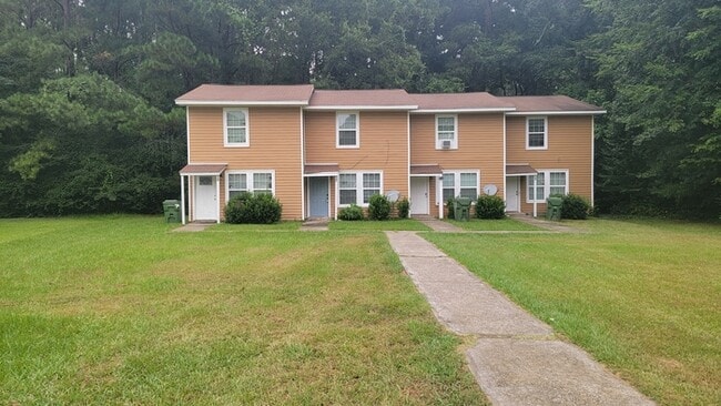 Building Photo - Spacious Townhome!