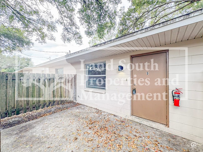 Building Photo - 815 W Carole St