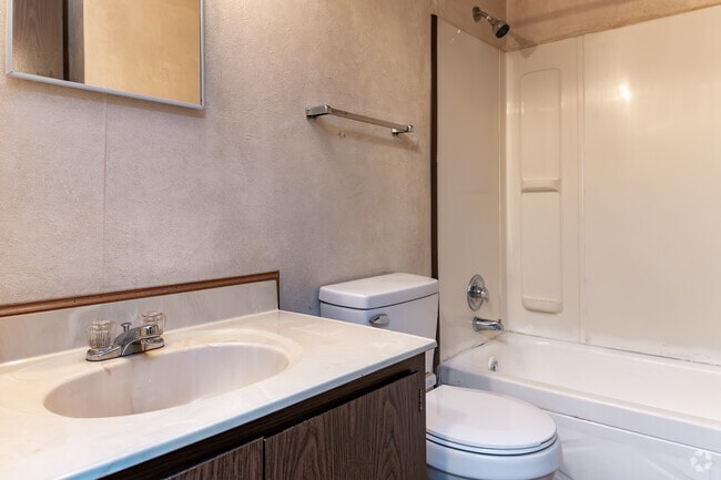 1BR, 1BA - 522SF - Bathroom