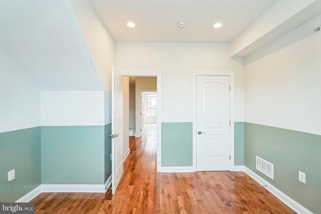 Photo - 2241 Sears St