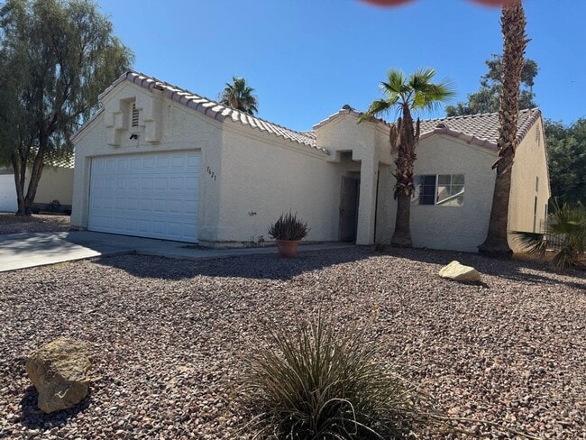 Building Photo - Single Story 3 bedroom with Fresh Paint & New Flooring + Blinds Inside! Owner pays HOA dues. All ...