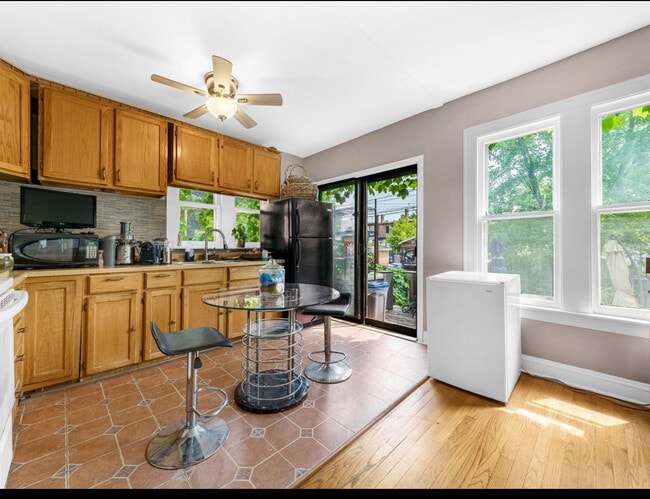 Open eat in kitchen - 11349 S Saint Lawrence Ave