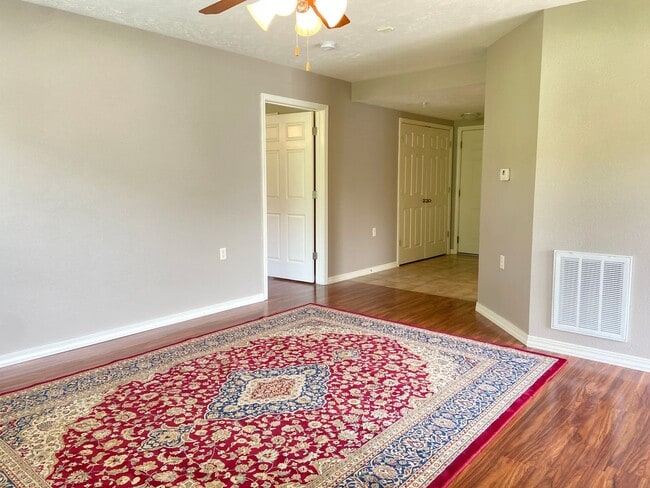 Photo - Condominium in FoxPointe