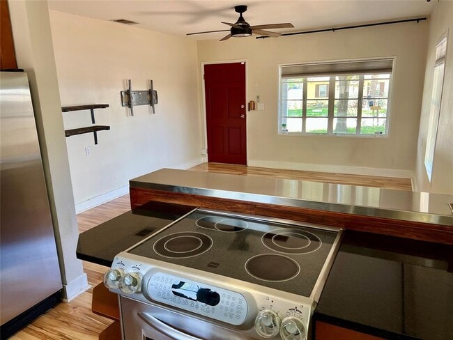 Photo - 412 W Croslin St