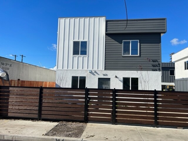 5867 Frente 2 - 5867 Towne Ave