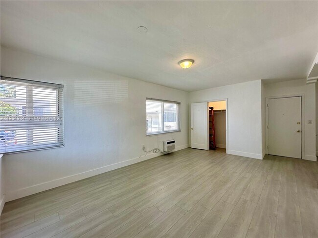 Building Photo - 955 Bay Dr Unit 1