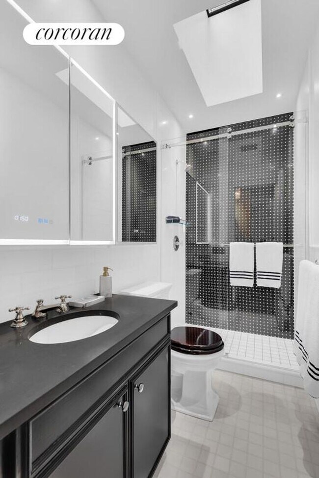 Photo - 320 E 57th St