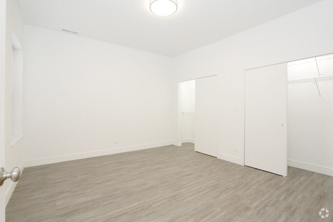 6 Dormitorios - Primer Dormitorio - 5487-5491 S. Hyde Park Boulevard