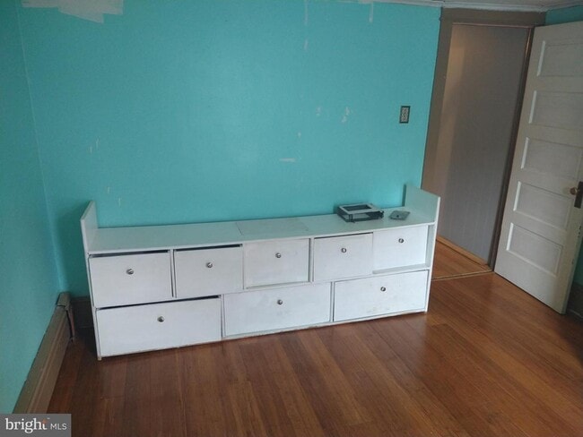 Building Photo - 634 E 4th St Rental
