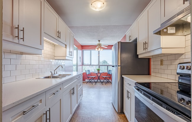 Building Photo - 600 Grenfell Dr