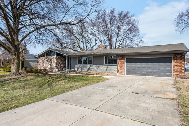 Photo - MCM Ranch : Modern 5BR Near Henry Ford & McLaren