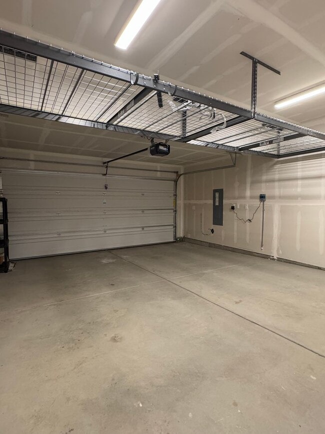 Photo - Spacious 4-Bedroom Home in a Great Neighbo...