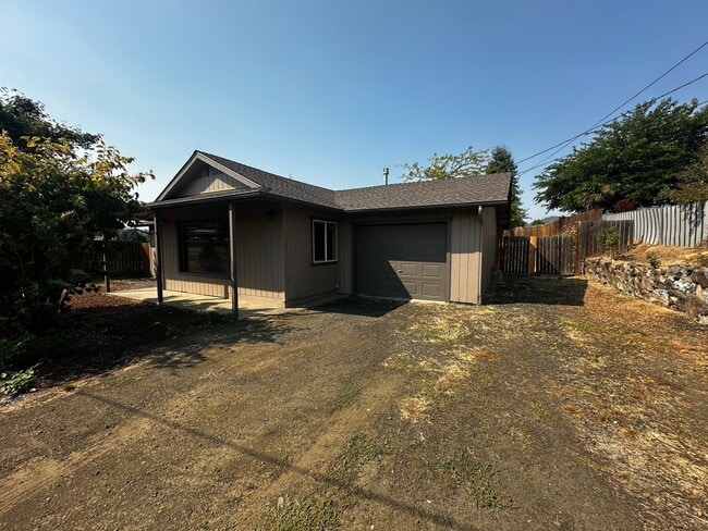 Building Photo - 3 bedroom house with Large backyard