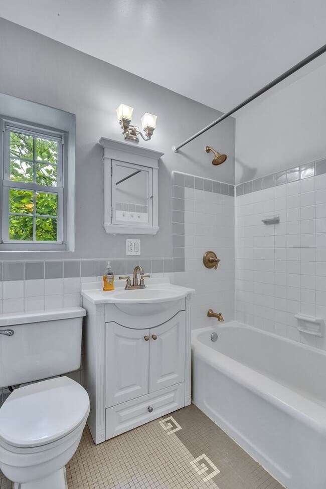 Photo - 1012 Valley Dr