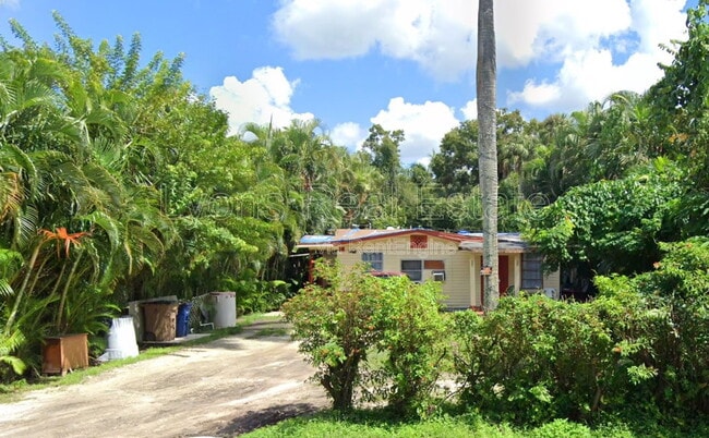 Building Photo - 653 Howells Cir Dr
