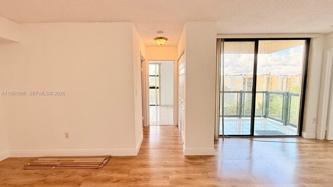 Photo - 11800 SW 18th St Unidad 511-4