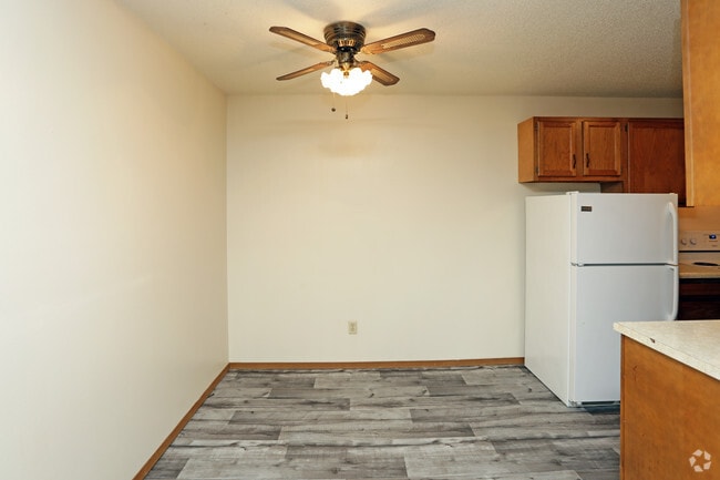 Dining Room - Bentwood Manor Apartments