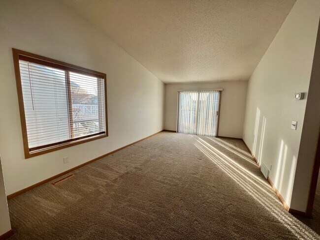 Photo - Spacious 3 Bed, 2 Bath Twinhome in South F...