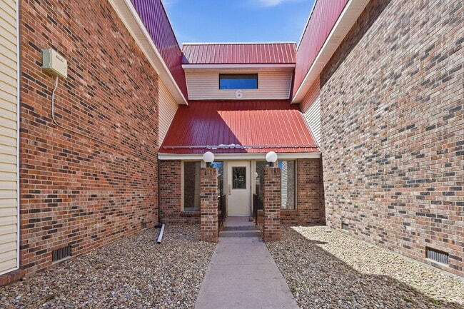Photo - $1,470.95 - 2 Bed, 1 Bath Condo in Aurora with In Unit Laundry! Unit #524
