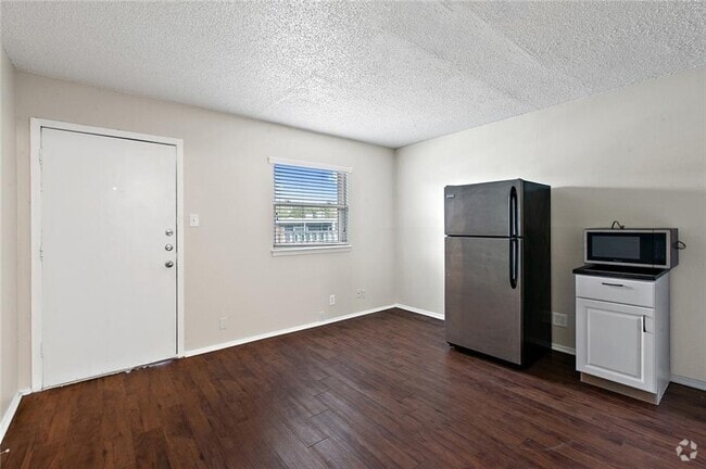 Building Photo - 2401 Manor Rd Unit 216 Rental