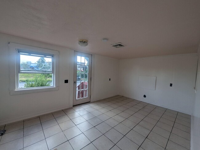 Photo - 1 Torr Ave Unidad A