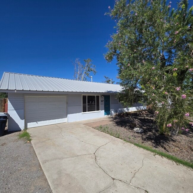 Building Photo - 3401 Sierra Dr NE Rental