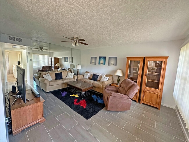 Photo - 543 Mansfield M