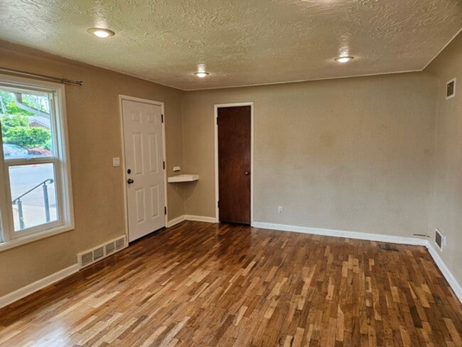 Photo - 2Bd/1Ba Single Story House - For Viewing!