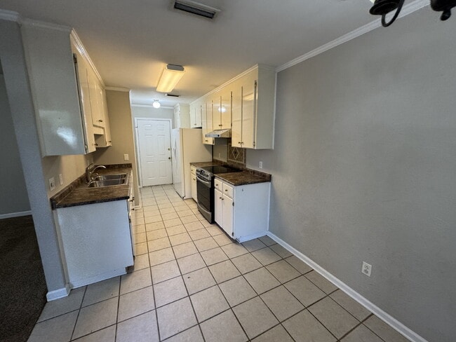 Photo - 100 Wembley Ct