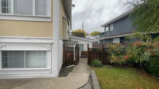 Photo - 3955 Pandora St