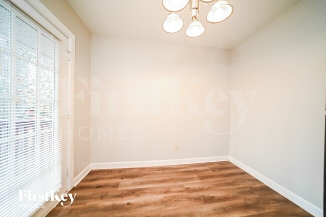 Photo - 342 Roxbury Dr