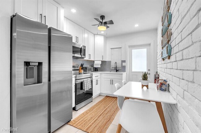 Photo - 4 br, 2 bath House - 217 NE 11th St # 217-219