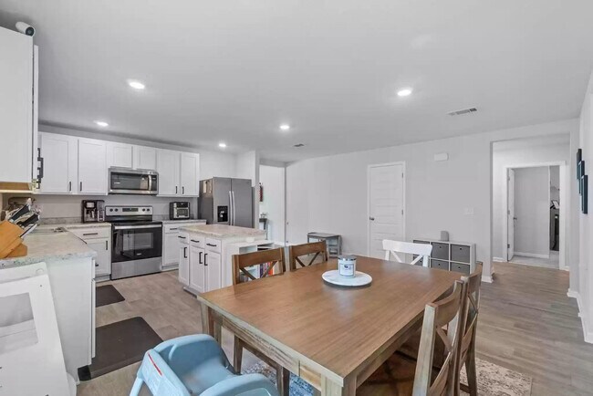 Photo - 82 American Ct