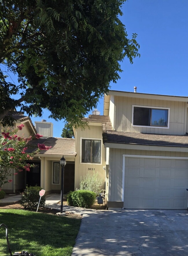 Building Photo - Welcome to this beautifully renovated 2-bedroom, 1.5-bathroom condo located in the highly desirab...
