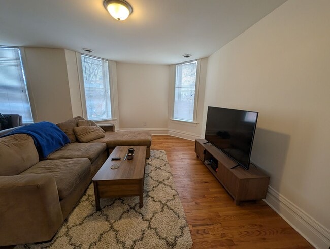 Photo - Wicker Park 2 BR, Prime Location, Fully Renovated Unit 1613L-3W