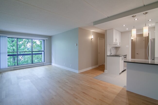 Building Photo - 1550 Avenue Filion Unit 516