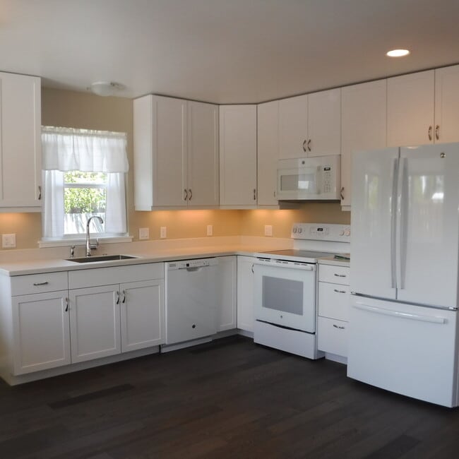 Photo - Light & Bright 2 Bed/2 Bath Mid-Town Cottage with Garage