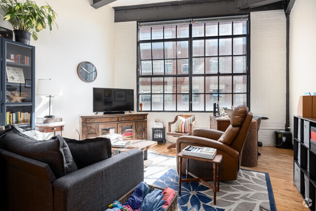 1BR, 1BA - 692SF - Living Room