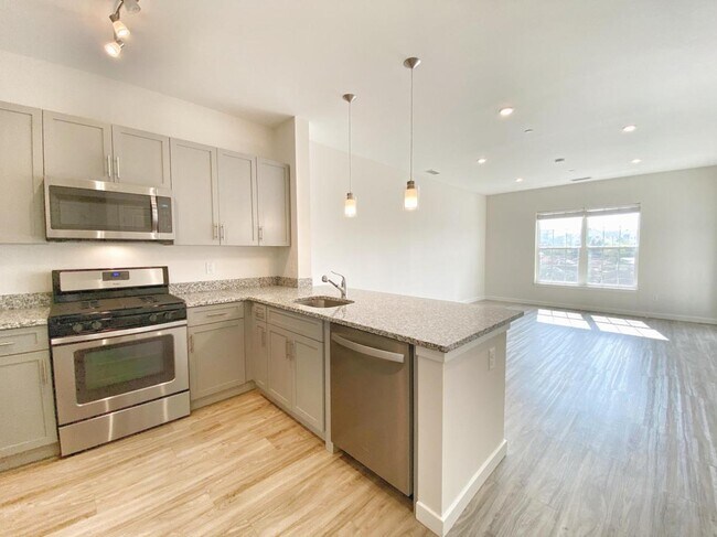 KIT/LR 1 BR - Head of the Harbor South