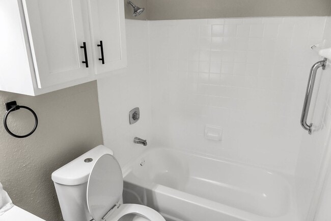 Photo - Laurel Heights Apartments