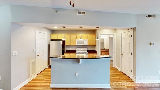 Photo - 718 W Trade St Unidad 809