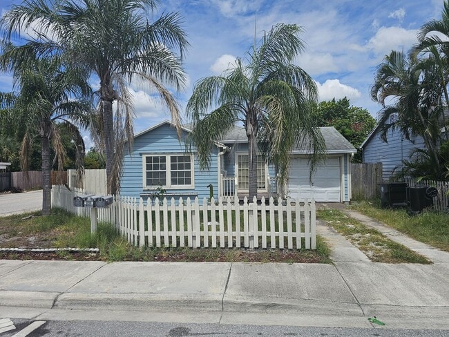 Photo - 701 N J St Casa
