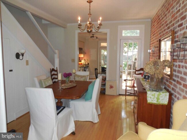 Photo - 325 N Royal St