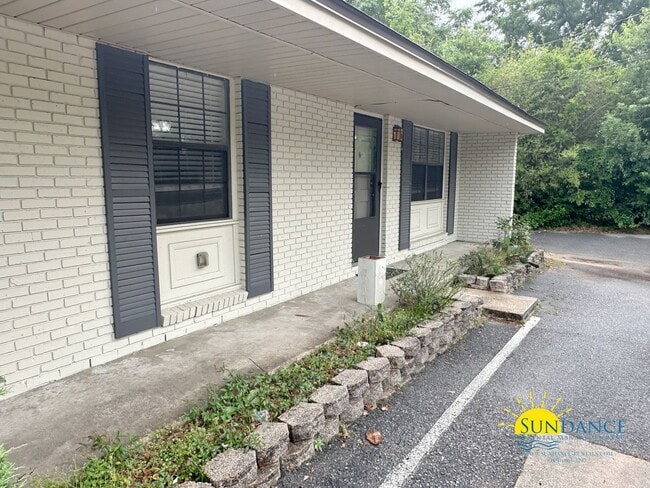 Convenient & Comfortable 2BR/1BA Home in P... - Convenient & Comfortable 2BR/1BA Home in P...