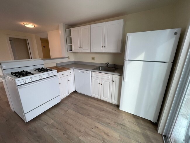 Building Photo - 17 Uni Unit 17 Uni #3