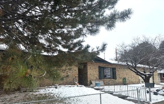 Building Photo - Well maintained tree street home with garage