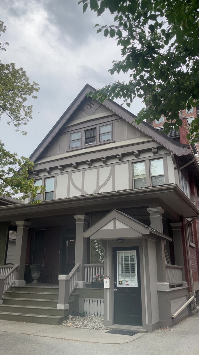 Building Photo - 311 Dufferin Av Unit 4