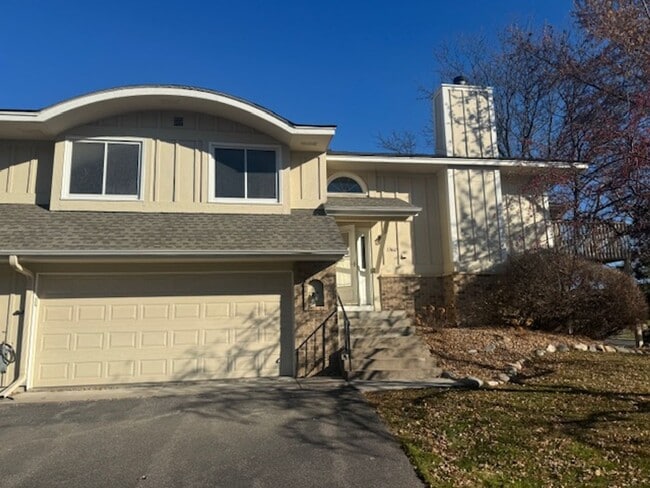 Building Photo - Beautifully Updated 3 Bed, 2 Bath, 2 Car Garage End Unit Townhome with Vaulted Ceilings