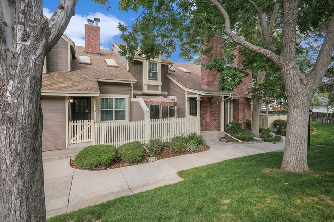 Building Photo - Lovely 2 Bed, 2.5 Bath Townhome with a Loft!
